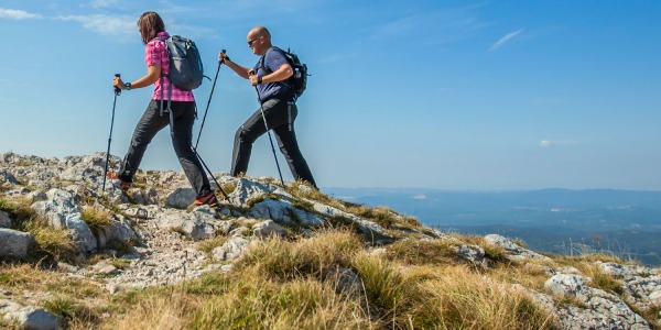 Come prepararsi per un trekking in montagna: consigli su attrezzatura e abbigliamento