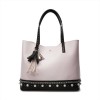 Atelier du sac Skyler borsa da donna a spalla con maxipochette interna con in dotazione tracolla e Fondo borchiato.